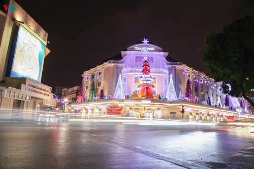 Hanoi accueille le Nouvel An en lumières et en couleurs - ảnh 4